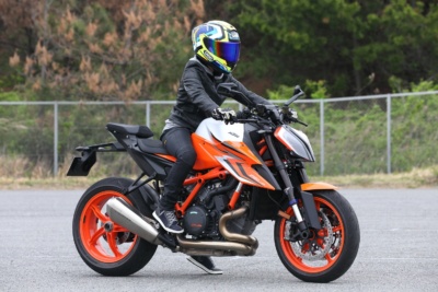 155cm小柄ライダーの足つきチェック “KTM 1290 SUPER DUKE R EVO”