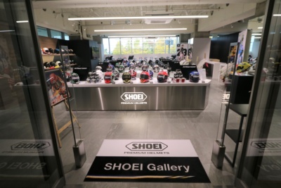 SHOEI Gallery YOKOHAMAが17日ついにオープン！全モデル、サイズ・カラーをフルラインナップ