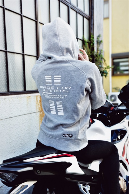 elf EJ-A112 LIBERO HOODIE 着用イメージ