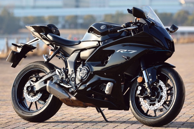 YAMAHA YZF-R7（2023年モデル）7:3ビュー